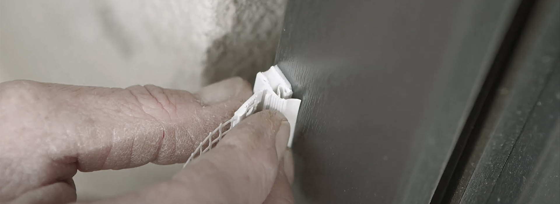 Klebeprofile sind Produkte, die über ein selbstklebendes Schaumband auf den Untergrund z. B. den Fenster- oder Türrahmen aufgeklebt werden. 